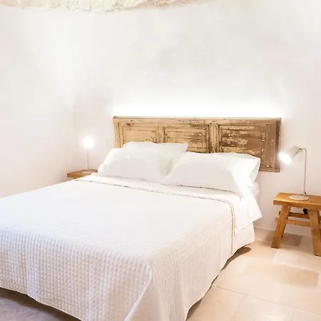 Rosa Trulli Alberobello